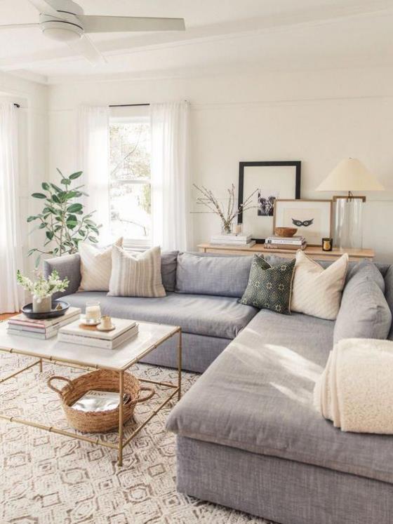 Design d'intérieur contemporain meubles lumineux tapis canapé palette de couleurs simple coussin arbre à caoutchouc dans le coin
