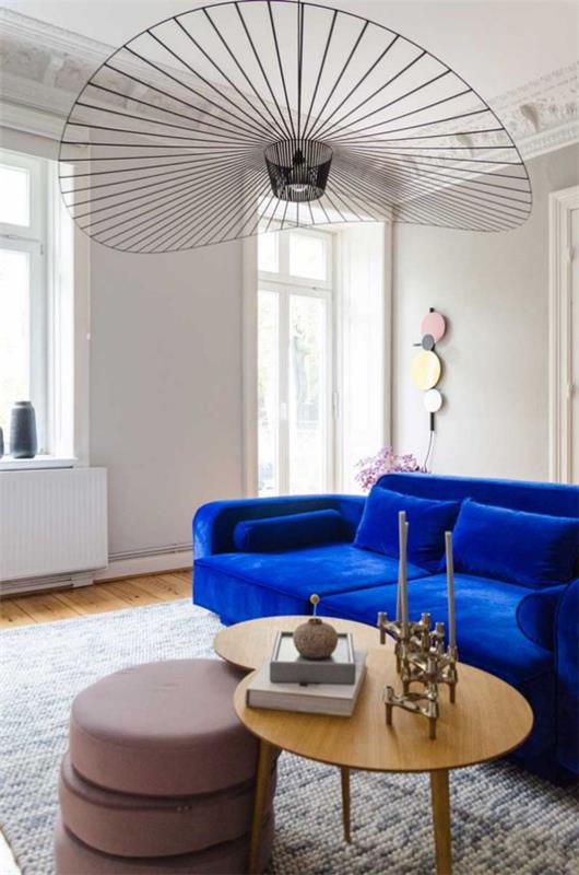 Design d'intérieur contemporain, canapé bleu marine, ambiance saisissante dans des couleurs neutres