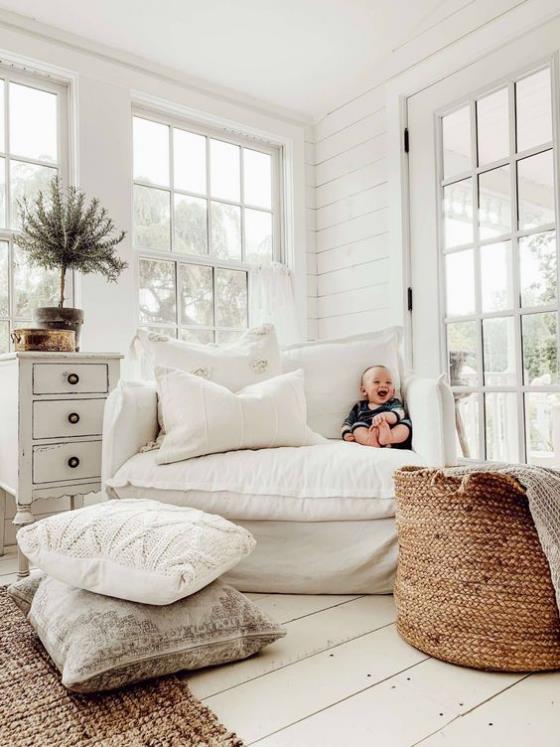 Design d'intérieur contemporain ambiance blanche beaucoup de lumière naturelle canapé blanc très doux petit bébé