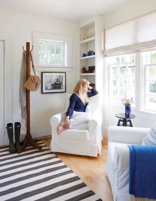 Chambre en bleu et blanc conçu fauteuil tapis à rayures grande fenêtre