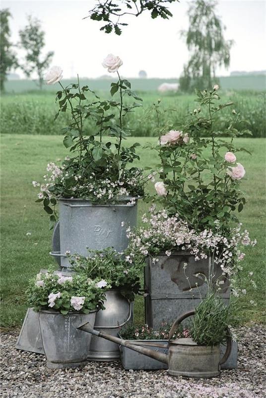 Décorer la baignoire en zinc - idées et astuces pour une décoration de jardin rustique aménager joliment les parterres surélevés