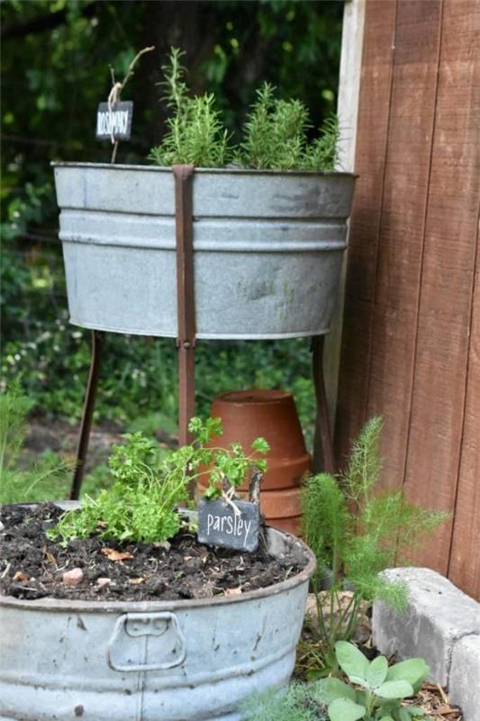 Décoration de baignoire en zinc - idées et conseils pour une décoration de jardin rustique