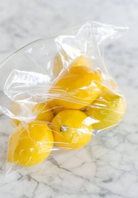 Citrons dans un sac transparent avec un capuchon