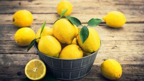 Conservez correctement les citrons fruits jaunes dans un bol rustique
