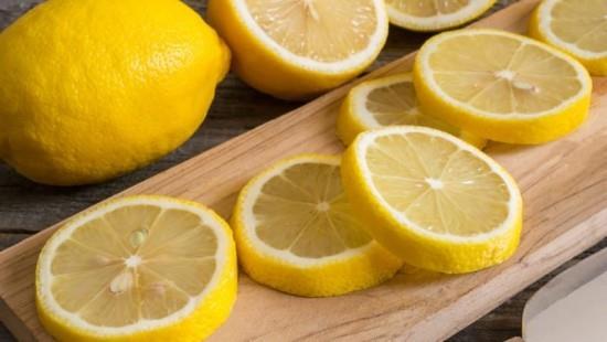 Coupez correctement les citrons en tranches et gardez le reste