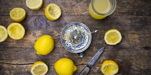 Régime citron Préparer une boisson détox Limonade Couper les citrons en deux