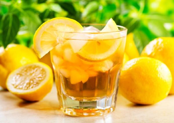 Boisson de désintoxication de régime de citron faisant la limonade