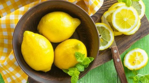 Boisson de désintoxication au régime au citron, préparer des citrons dans un bol