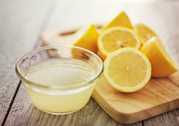 Préparer une boisson détox diététique au citron Presser des citrons