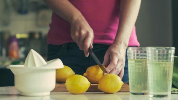 Préparer une boisson détox au citron Boire du jus d'agrumes
