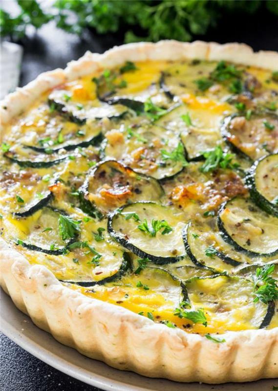 Recette de quiche aux courgettes Cuire la pâte à quiche avec des légumes et du fromage