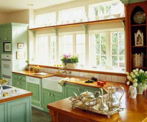 arrondir les fenêtres de couleurs pâles fraîches et vives de la cuisine