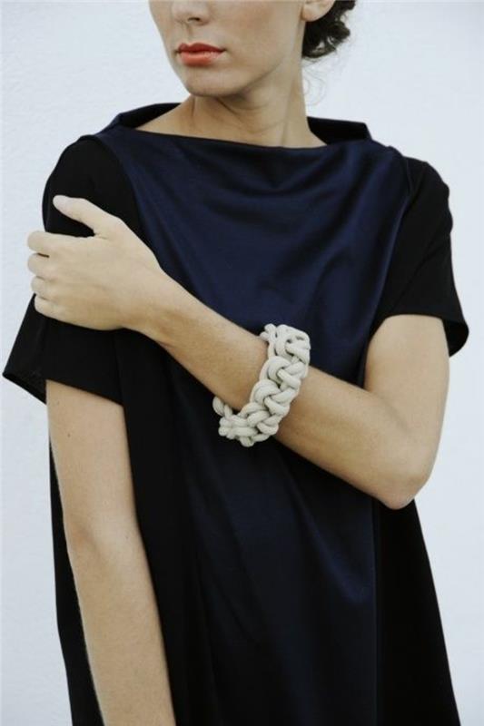 aktualne trendy w modzie kobiety akcesoria bransoletka sukienka