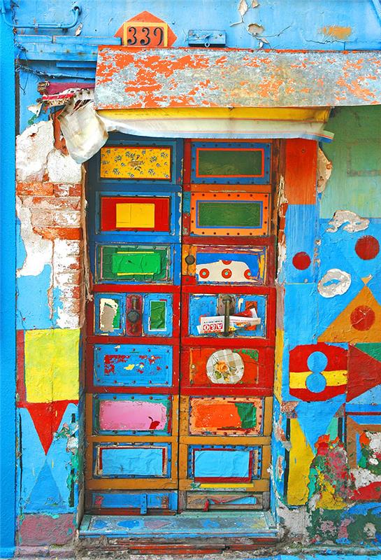 kolorowe udekoruj stare drewniane drzwi wejściowe