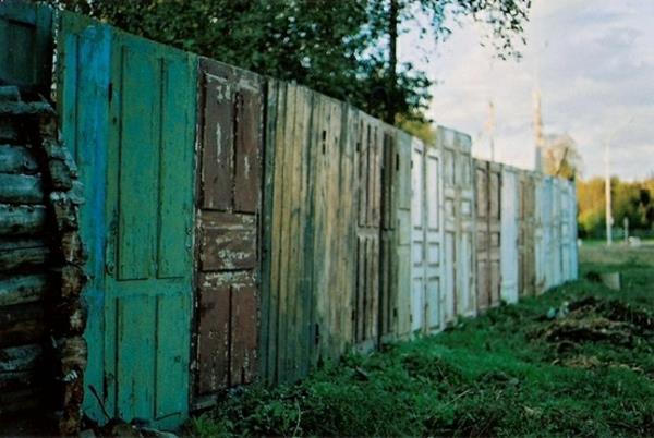 stare drzwi recyklingowe meble z drewna ogrodzenie diy