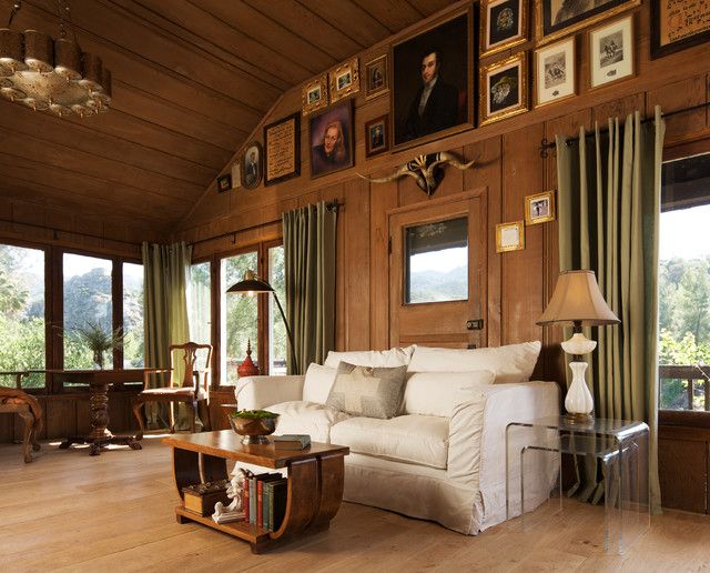 V obývacím pokoji v americkém stylu dokonce i množství masivního nábytku vypadá harmonicky