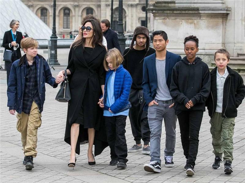 Angelina Jolie z wieloma dziećmi