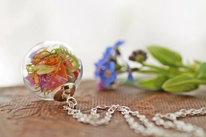pendentif fait main boule de verre argent mousse fleurs pressées collier en argent
