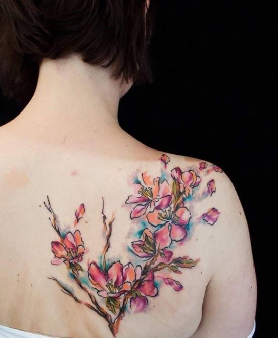 akwarela kwiat wiśni tatuaż z powrotem