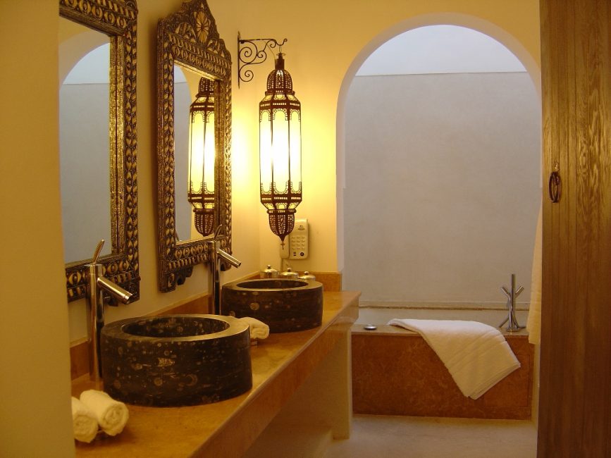 Marocký styl v interiéru koupelny s obloukem