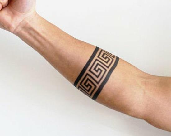 bracelet tatouage blackwork caractères romains