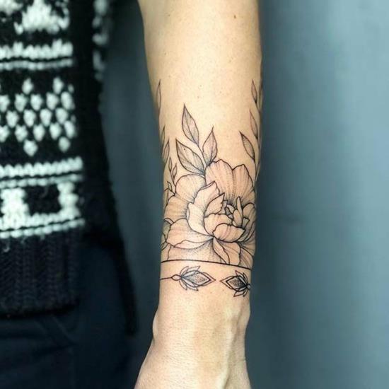 bracelet tatouage femmes blackwork fleurs