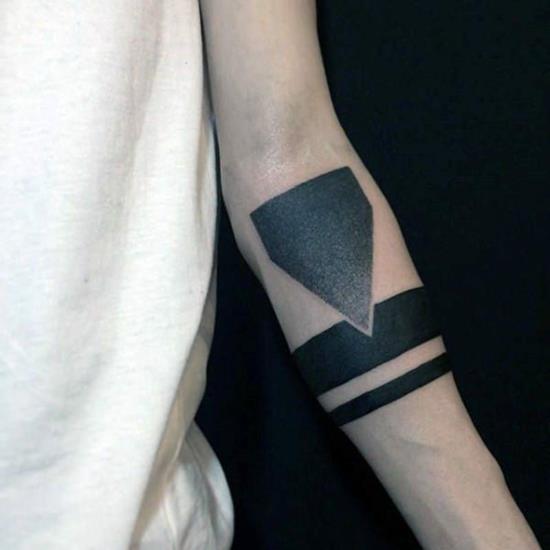 bracelet tatouage hommes blackwork motif géométrique