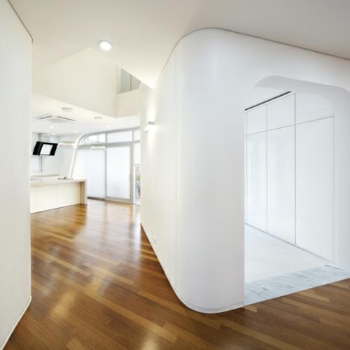 Jolie maison de designer blanche Corée du Sud parquet intérieur