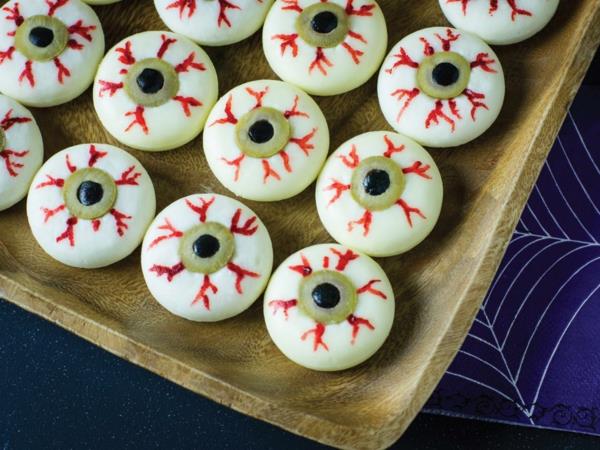 Gałki oczne z mini mozzarelli i oliwek jako pomysł na halloween finger food