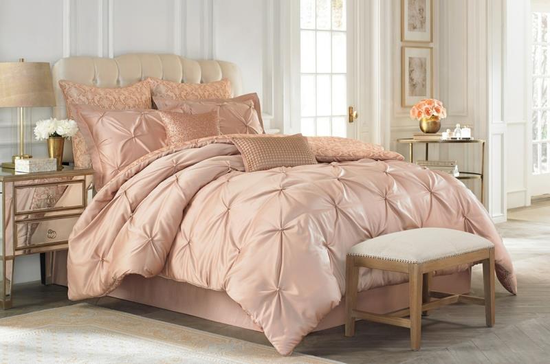 Du linge de lit fantaisie en un seul coloris, rose pâle, pour aménager une chambre romantique