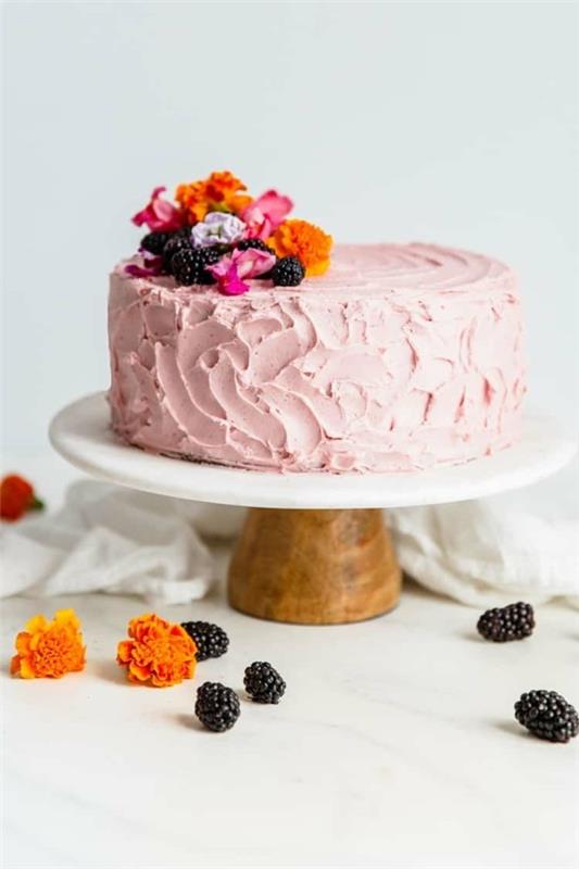 nietypowe przepisy na ciasta z jeżynami i jadalnymi kwiatami