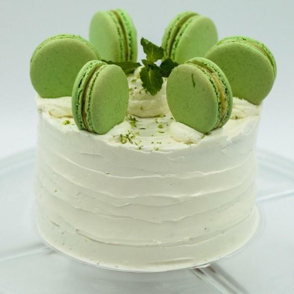 nietypowe przepisy na ciasto letnie ciasto mojito z francuskimi makaronikami
