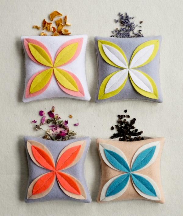 fantazyjne akcesoria do domu diy dekoracyjne poduszki wykonane z filcowych kwiatów fily uszyj się sam