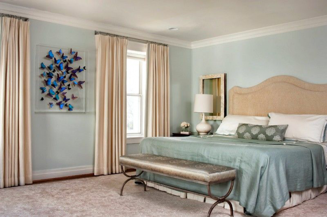 Die Pastellfarben des Schlafzimmers werden mit satten Farbtönen der Wanddekoration verdünnt