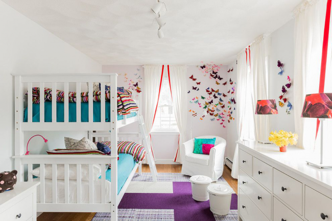 Kinderzimmer im Jugendstil mit hellem Dekor aus bunten Schmetterlingen