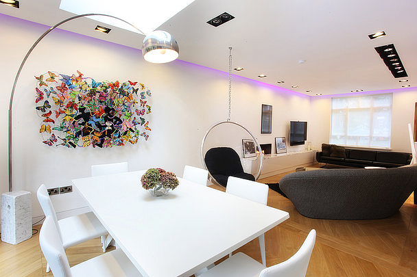 Nachahmung eines Wandgemäldes aus Schmetterlingen und Draht in einem modernen Interieur eines Studio-Apartments