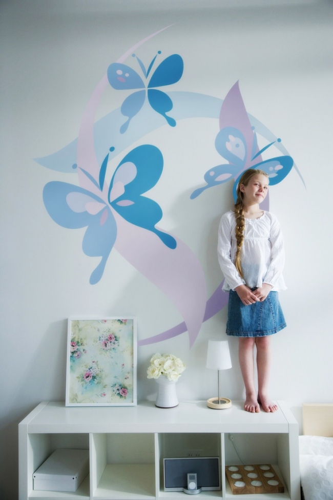Kleine Künstler können die Wand ihres Zimmers selbstständig dekorieren.