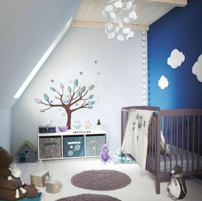 pomysły na dekorację pokoju dziecięcego spadzisty dach niebieski akcent ścienny brązowe elementy