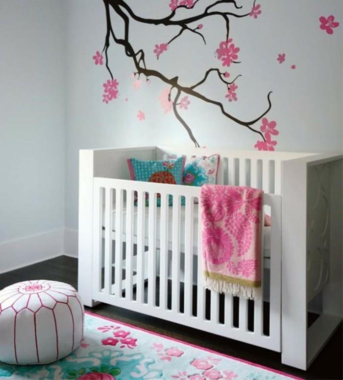 pomysły na wystrój pokoju dziecięcego dziewczyna kwiatowy dywan piękny wzór ścienny