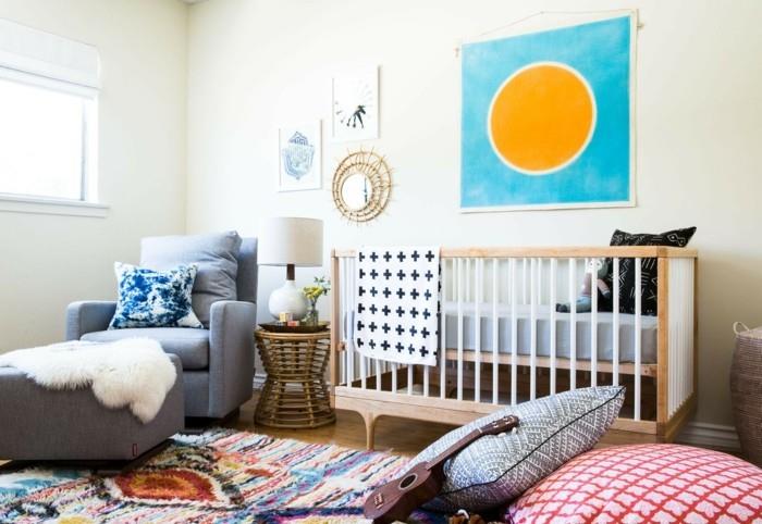 Pokój dziecka kolory jasne ściany kolorowy dywan rodzic