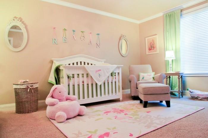 Pokój dziecka kolory brzoskwiniowy kolor ściany kolorowy dywan zielone zasłony