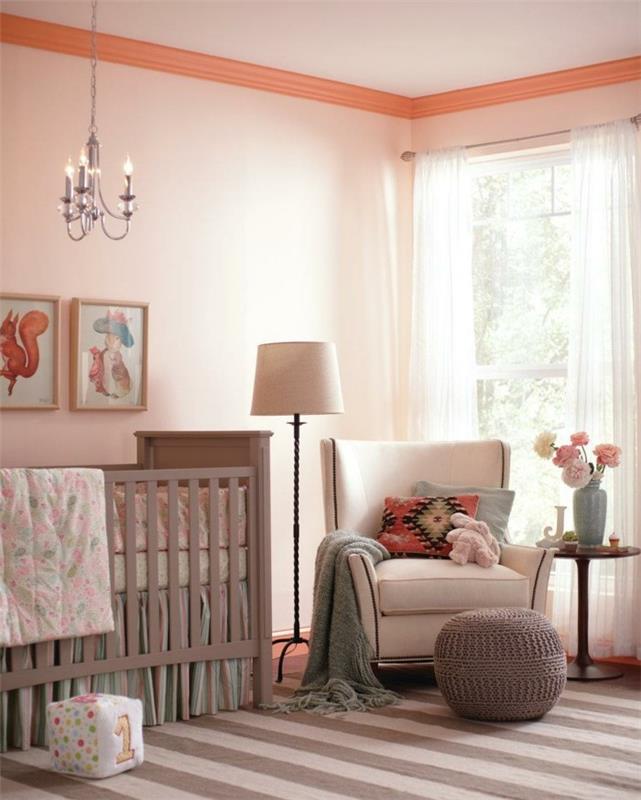 Pokój dziecka kolory paski dywan jasne ściany ciepłe kolory