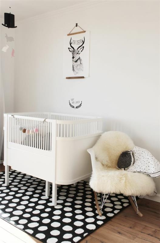 dywan do pokoju dziecka czarno-białe kropki białe łóżeczko