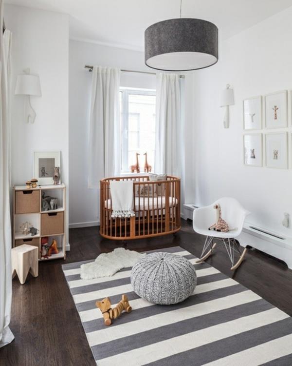 Pokój dziecka dywan paski wzór drewniana podłoga piękny żyrandol