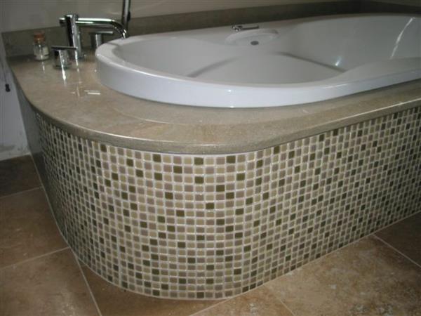 Carrelage dans la baignoire baignoire encastrée arrondie déguisement de petits carreaux