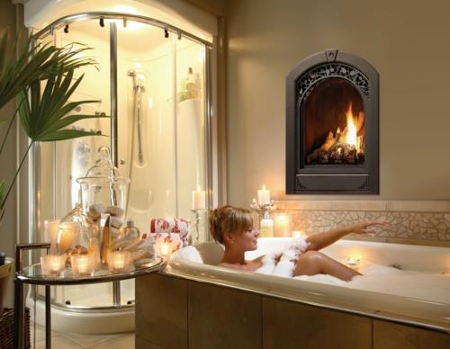 baignoire luxe relaxant idée salle de bain cheminée