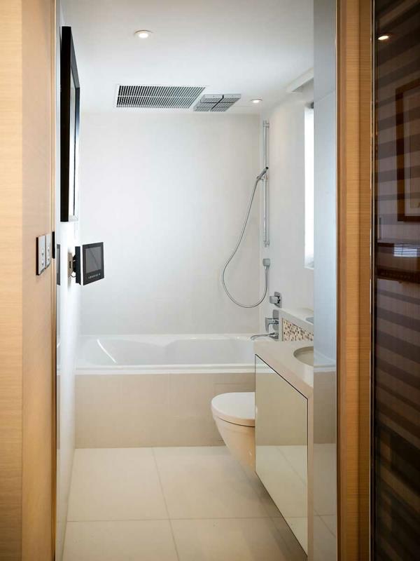 baignoire baignoire encastrée carrelée salle de bain moderne chic minimaliste
