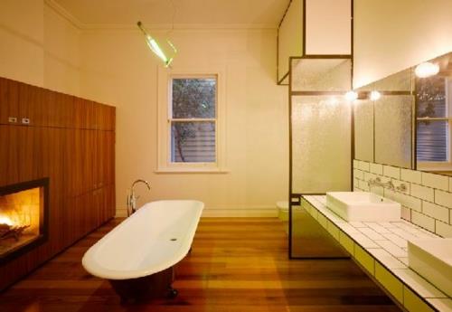 salle de bain confortable confortable cheminée bois meubles