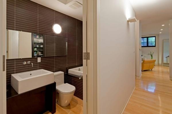 łazienka brązowe brązowe płytki ścienne jasna podłoga