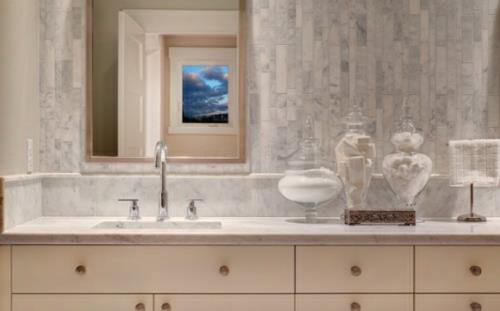 salle de bain carrelage miroir idée blanc équipement design